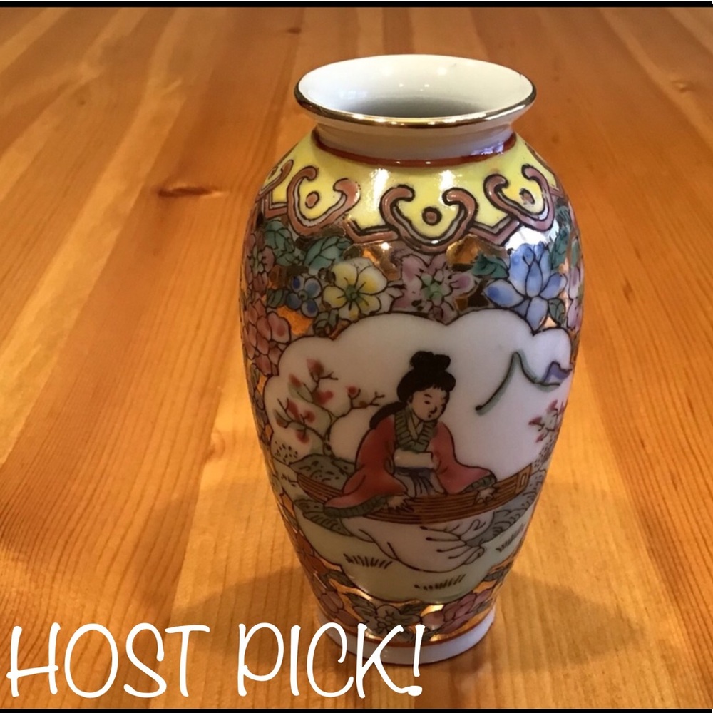 VINTAGE FAMILLE ROSE GEISHAWARE HANDPAINTED VASE
